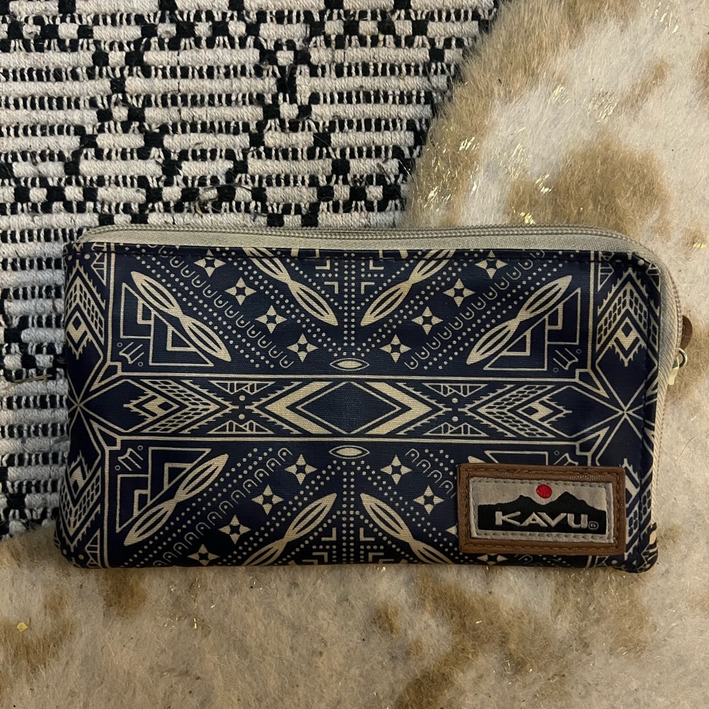 KAVU Geometric Patterned Clutch